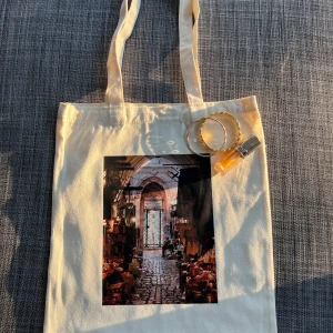 Totebag - Hejj! Jag driver uf företaget Handala UF o säljer tygpåsar med vackra unika motiv som bär på en djupare mening.🇵🇸 Det finns fem olika bilder och varje tygpåse kommer i två färger beige och svart. Detta är en av bilderna på väskorna(kolla min profil för att se resten). Kvaliteten är jätte bra och tål mycket. Varje väska kostar 85kr. Tveka inte på att höra av er vid frågor eller beställningar! Kolla våran ig- @_handala_uf 