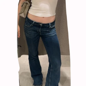 Lågmidjade jeans med bootcut - Säljer ett par snygga blå jeans lågmidjade bootcut jeans från HM. De är supersnygga. De är i bra skick, men längst ner på benen är de slitna. Men det är ingenting man tänker på om man inte kollar noga. Kan skicka bilder om det önskas🫶 