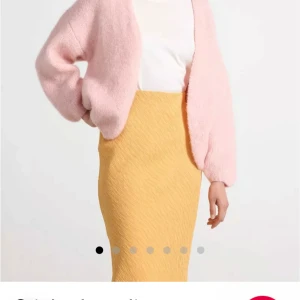 Rosa kofta i mjukt material (Lindex)  - Säljer en supermysig rosa kofta i ett fluffigt och mjukt material. Perfekt för kyliga dagar när du vill vara både varm och stilren. Koftan har en öppen design utan knappar, vilket gör den lätt att slänga på sig över vilken outfit som helst. Kan skicka fler bilder vid intresse💗