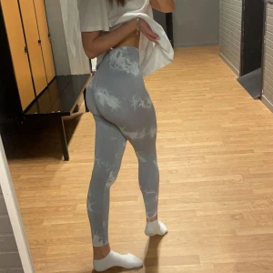 Grå mönstrade leggings - Säljer ett par snygga grå leggings med ett coolt mönster. De är tighta och perfekta för träning eller en avslappnad dag. Materialet är mjukt och stretchigt, vilket gör dem superbekväma att ha på sig. Passar perfekt till en casual outfit eller för att träna i gymmet.