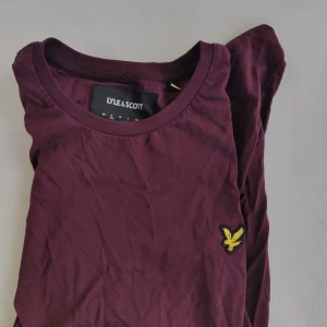 Lyle&Scott t shirt - Tisha från Lyle & Scott. Storlek small. Skrynklig för att sen legat i garderoben bara. Fint skick typ oanvänd