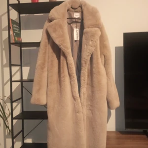 Helt nytt jacka från Kappahl ✨🤎 - Jätte mysig jacka från Kappahl 🤎💯 Helt nytt!! Aldrig använd med lapp kvar 1499kr. Mycket elegant, perfekt för höst och vinter ✨🤎🥴 Fråga gärna efter fler bilder!