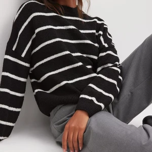 Svart och vit randig stickad tröja - Säljer en supermysig svart och vit randig stickad tröja som inte längre kommer till användning. Använd fåtal gånger. Ordinarie pris 499kr 