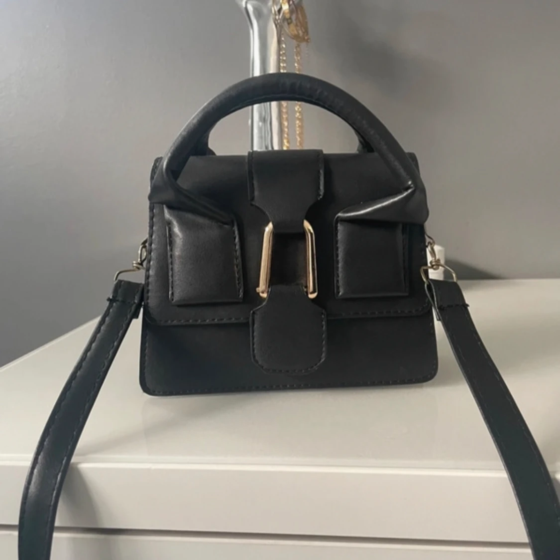 Liten svart handväska/axelremväska - 90