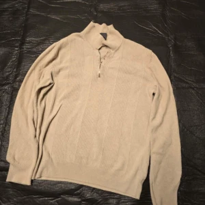 Vanlig 1/4 zip up - Helt vanlig stickad tröja knappt använd