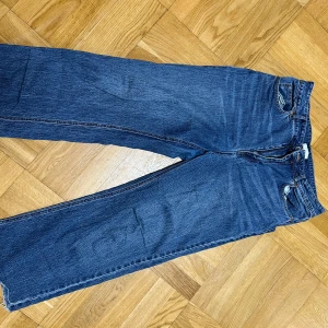 Mörkblåa jeans - Jätteskönt jeans som sitter Mid Waist. Säljer då de är ganska korta på mig som är 170cm lång.
