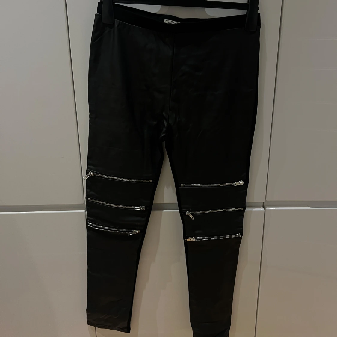 Svarta läderbyxor med dragkedjor