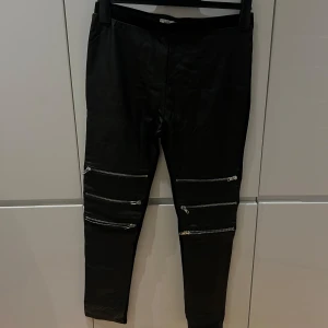 Svarta läderbyxor med dragkedjor - Säljer ett par svarta läderbyxor som aldrig är använda!