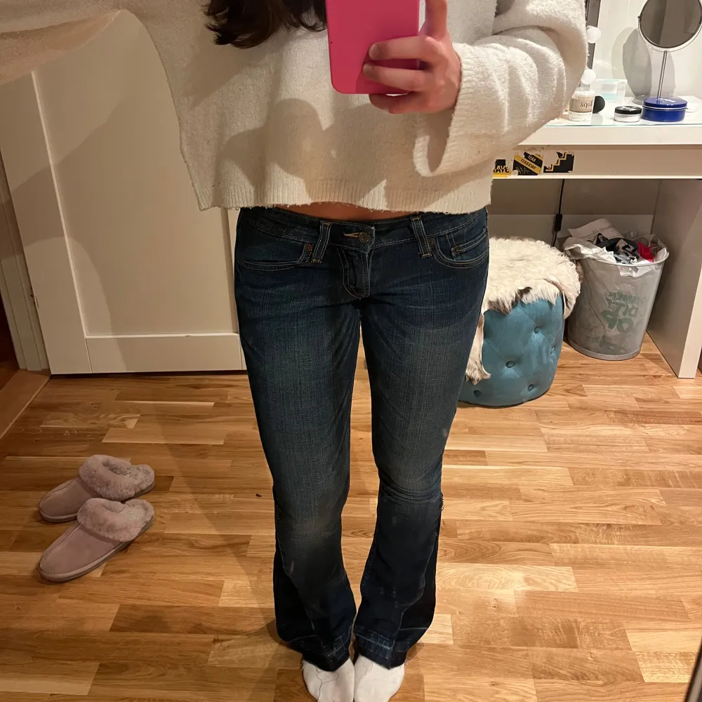 Väldigt lågmidjade jeans från ”Levis Too Superlow” i jättebra skick. Säljer då de inte kommer till användning. Innerbenslängden är 83cm och midjemåttet är 38cm. Står ingen storlek i dom men skulle säga att de passar S. Kom gärna med prisförslag❤️. Jeans & Byxor.