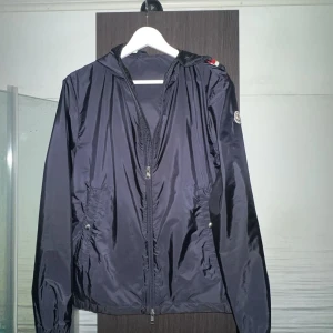 Moncler Grimpeurs - Moncler Grimpeurs 2023 modell. Storlek 2 vilket motsvarar S/M i Moncler storlek, 9/10 toppskick. 3800kr