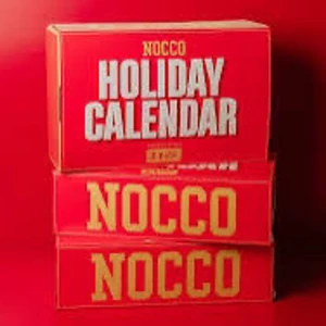 Röd Holiday Calendar från NOCCO - Säljer en röd Holiday Calendar från NOCCO. Perfekt för att räkna ner dagarna med stil. Kalendern har en snygg design med stora vita siffror och guldiga detaljer. Hämtade ut den idag så den är helt oöppnad i kartongen den fraktades i (bilderna är från Google) 