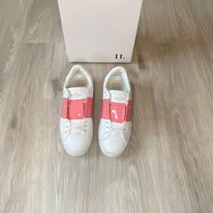 Valentino Opens - Valentino Open┃Storlek 36┃Skick 9/10┃Bara att höra av dig för fler bilder/frågor