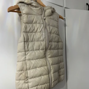 Väst - Helt ny väst använd en gång jätte fin på. 