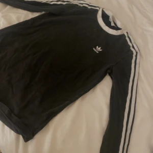 Adidas tröja - Använd fåtal gånger. Passar även som en S