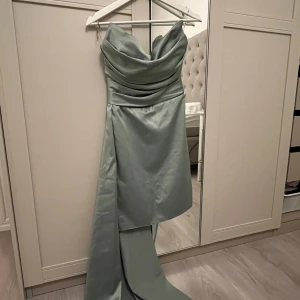 Mini festklänning satin strl 32 - Väldigt snygg miniklänning som har sytts in till storlek 32, använd två gånger, tvättad. 