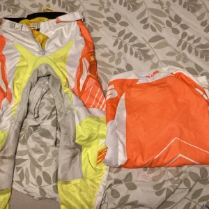 Cross kläder och skydd - Storlek M på alla kläder och skydd, 200 för byxorna 100 för tröjan och 250 för skyddsplattan, eller allt för 500. Pris är inte hugget i sten!