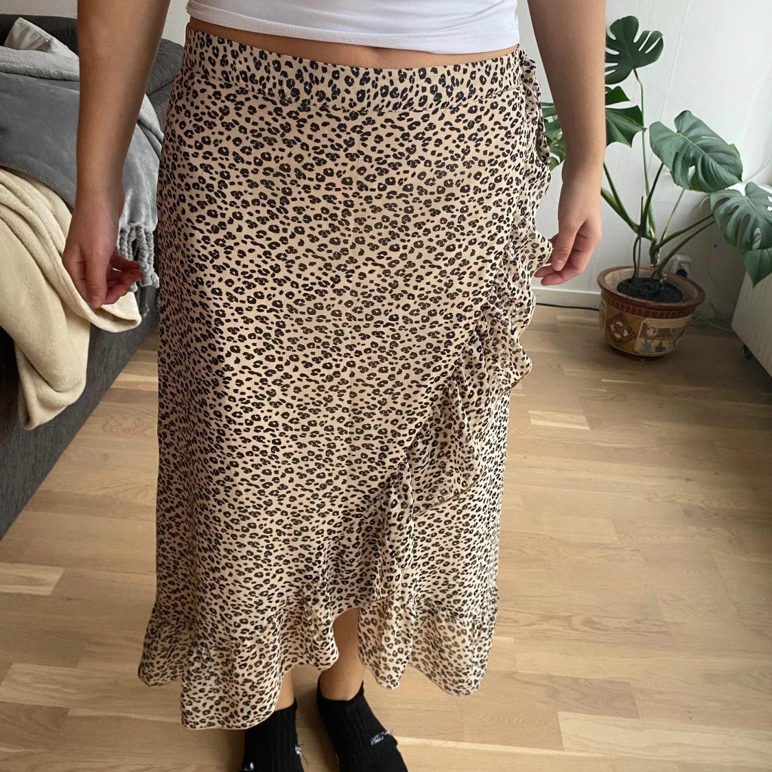 Leopardmönstrad Omlottkjol strl L från vero Moda 