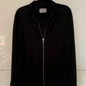 Ciszere kofta - Riktigt stilig och bekväm kofta/overshirt från Ciszere. Utstrålar lyx och modemedvetenhet med det mjuka och exklusiva sammet liknande tyget. Tyvärr har den blivit för liten för mig annars hade jag inte sålt den.. Storlek M, inga tecken på användning.