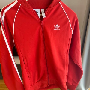 Adidas tröjor i S och XS - Röd S Svart XS