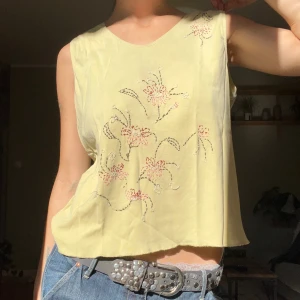 Somrig topp - Sött blommigt 2000s linne med broderi🌺