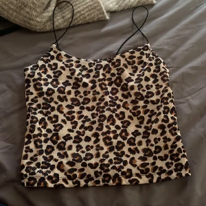 Leopard topp - Croppad leopard linne. Säljer då den är för liten. Köpt second hand men har inga tecken på användning. Den har ingen stretch så den sitter väldigt tajt. Använd köp knappen och skriv om du har fler frågor💞