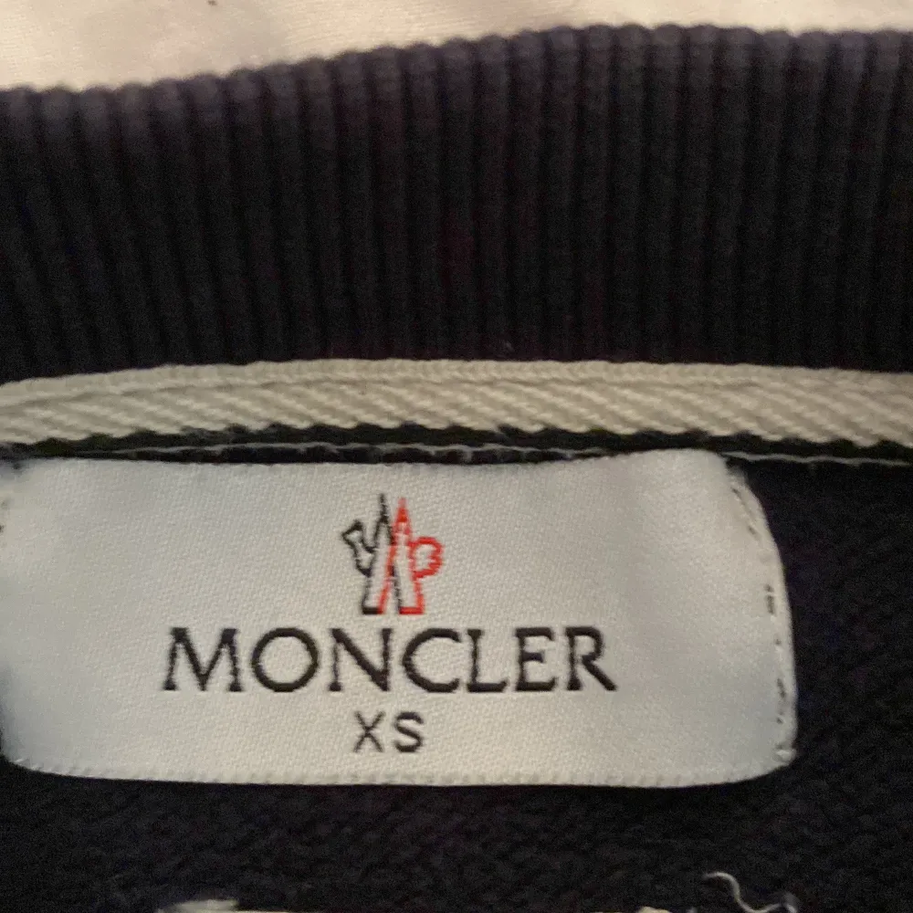 8,5/10 i skick. En bra moncler hoodie som nästan aldrig är använd.. Hoodies.