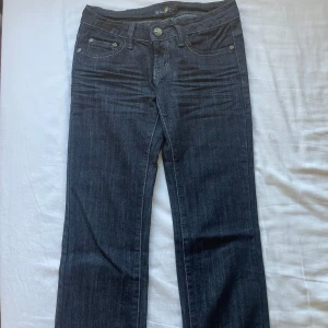 Svarta low waist jeans - Säljer mina jätte fina svarta low waist jeans för att jag har tyvärr vuxit ur dom, därför har jag tyvärr ingen bild på hur de sitter på mig. det är storlek s men de är ganska små i storleken så sitter mer som xs