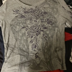 Tröja - Har en likadan uppe i min profil men svart istället, den är tight