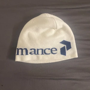 Peak mössa - Säljer en peak performance mössa väldigt billigt. Den här modellen är sällsynt och svår att få tag på. Hör av er! 