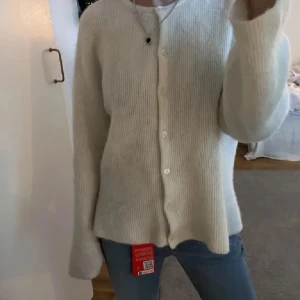 Other stories kofta - Supersöt kofta från Other stories, nypris 900kr säljer för 400. Skriv vid frågor eller mer bilder!💞