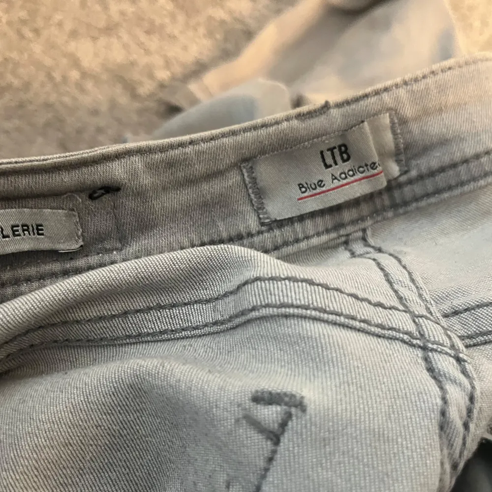 Jättefina ltb jeans i storlek 26/32 i bra skick helt utan några defekter. Dock uppsprättade längst ner se på sista bilden💕. Jeans & Byxor.