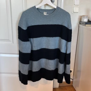 Stickad tröja  - Säljer nu den perfekta tröjan inför höst/vintern, säljer den då den är för stor för mig. Lite nopprig men går att lösa! Köpt på arket i Göteborg i vintras, finns inte i sortimentet lgr. 10/10 skick, nypris 790kr. Pris kan diskuteras vid snabb affär🤍