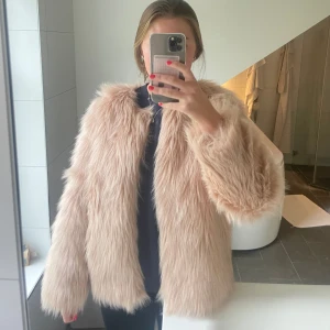 Pälsjacka💕 - Säljer nu min fina fuskpälsjacka då den inte längre kommer till användning!💕 Skriv för fler bilder💕