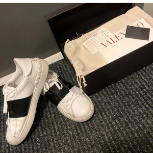 Valentino opens  - Valentino skor i strl 44. Använda en del men inga fula synliga skador. Köpta från valentino, äkthetsbevis och kvitto finns.