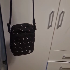 Svart nike väska - Säljer en svart nike väska skick 10/10. Den är jätte fin och bra att ha vill inte ha den mer så de därför jag säljer den