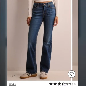 Levis jeans  - Säljer Levis superlow boot jeans  som inte längre kommer till användning för mig! Jätte bra skick🩷 nypris 945kr!!