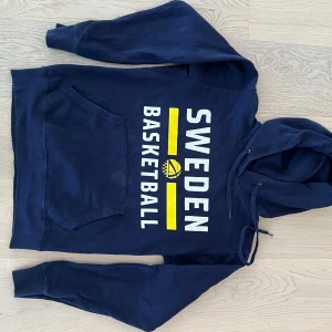 Marinblå Sweden Basketball hoodie - Marinblå Sweden Baskelball hoddie i använd skick.