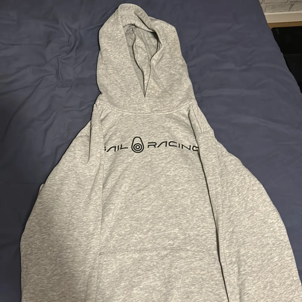 Säljer en Sail racing hoodie i väldigt bra skick, knappt använd. Hör av er vid intresse:). Hoodies.