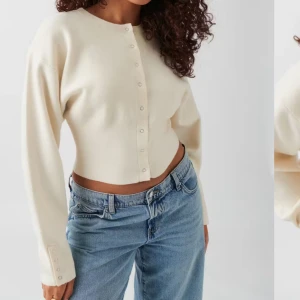 Knitted cardigan  - Säljer denna super snygga koftan från Gina Tricot. Den är åtsittande vid vidjan vilket är väldigt fint. Den är helt slutsåld på hemsidan. Endast använd 1 gång. Köpt för 400 kr.