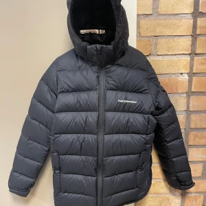 Peak performance  - En Peak jacka med ett litet hål som knappt märks av, passar S/M
