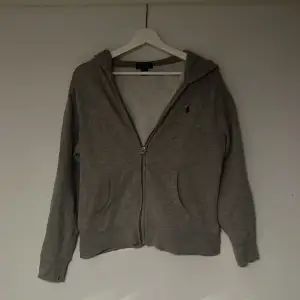 Sjukt fet Ralph lauren zip hoodie i storlek 14-16 år, bra skick den är lite urtvättad men annars inga defekter pris kan diskuteras vid snabb affär