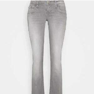Ltb jeans - Lågmidjade gråa ltb jeans lite slitna lägndt ned säljer så det tyvär är stora på mig💕