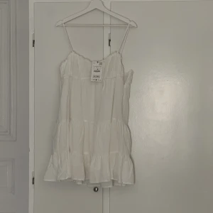 Klänning från zara - Sommarklänning från zara i nyskick med lapparna kvar. Offwhite. Orginalpriset är 400kr. Storlek L men skulle påstå passar S/M eller mindre. Pris går att diskuteras💕