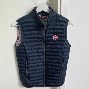 Colmar väst - Colmar väst köpt för några år sen. Storlek 12y 154. Skick som ny 9/10 köpt för 2000 ny pris, knappt använd🙌🏻