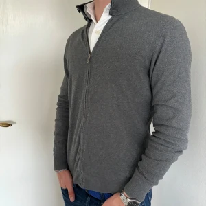 Massimo Dutti kofta kashmir/bomull grå S - - Kofta från märket Massimo Dutti i storlek S. - Material Kashmir (4%) och bomull   - Bra skick, inga defekter  - Modell på bild är 177/66kg. - Hör av dig vid eventuella frågor! Mvh  