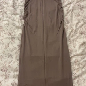 Kjol från Gina tricot - Säljer min bruna kjol från Gina tricot, använd ett fåtal gånger.