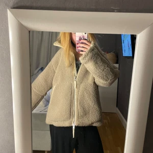 populär teddyjacka - så fin jacka som är jätte populär från hm, storlek S  🧸 