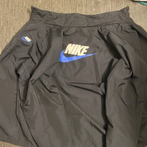 Nike jacka/ vinter - Säljer en riktig fin Nike jacka för vintern som har ba använts 2, 3 gånger förra vintern, säljer den pågrund av den passar inte mig längre o vill ha en annan, köpte den 1200 men säljer den för 800