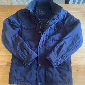 Säljer en galet fet Fieldjacket från Riley i storlek 46 (S/M). Nyligen kemtvättad så skick 10/10. Alla extra knappar fås med. Perfekt till vintern/hösten. Pris 600 eller kom med bud💰!  Bvsa