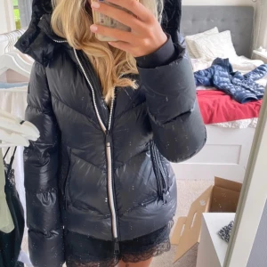 Snygg hugo boss pufferjacka - Skitsnygg svart jacka från Hugo Boss i perfekt skick. Passar så bra nu inför vintern, skriv om ni har några frågor 🥰nypris 4000kr men jag säljer för 2050 avtagbar luva